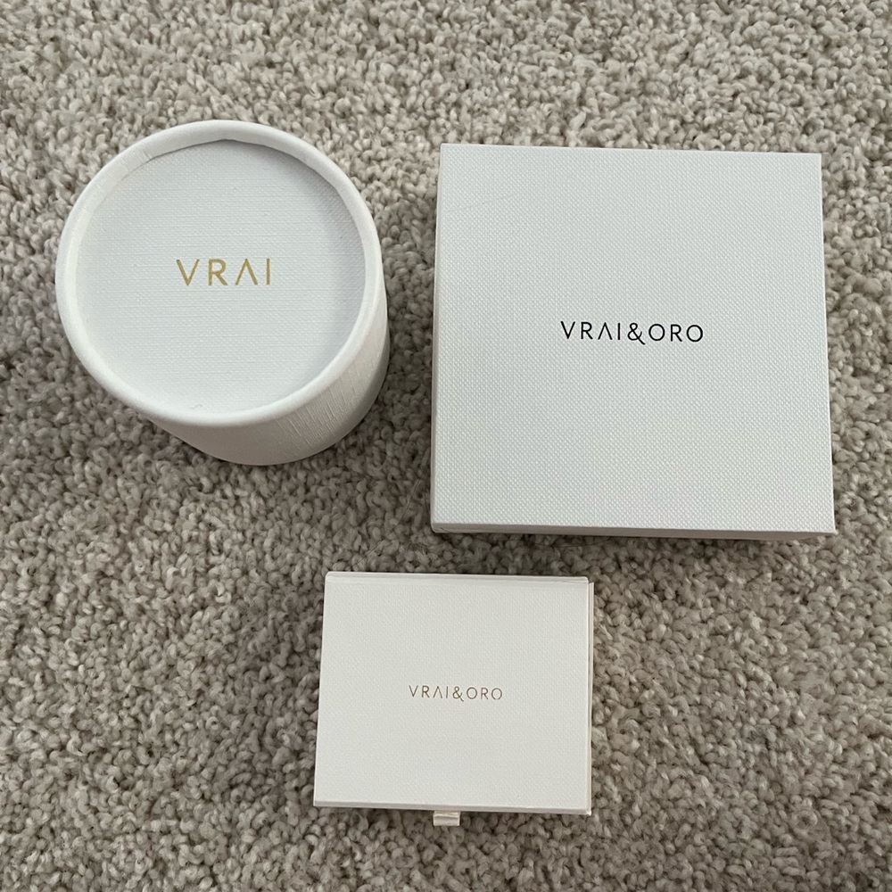 Vrai & Oro Elegant White and Gold Boxes